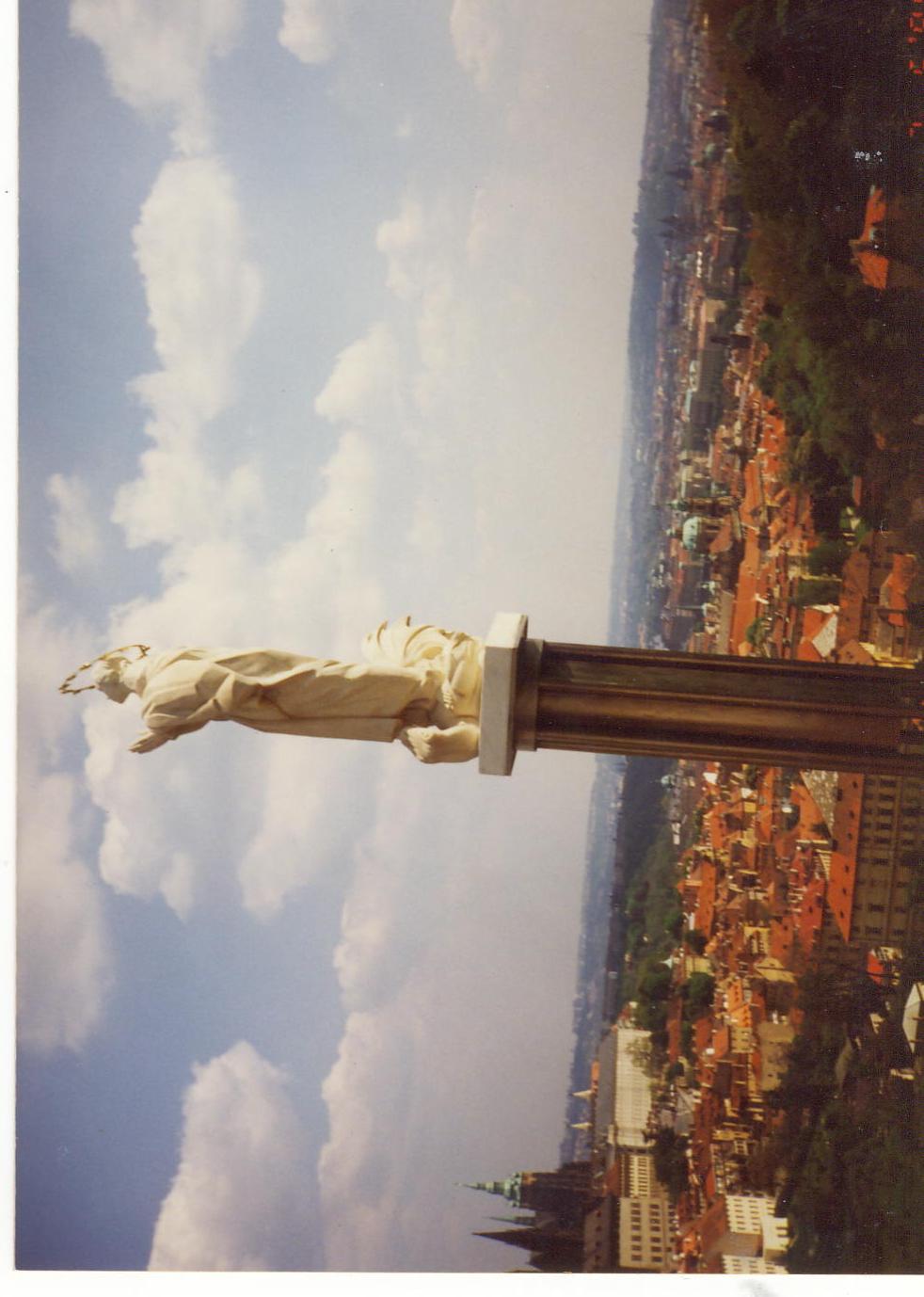 pohlednice-praha-socha-panny-marie-z-exilu-nad-prahou1.jpg