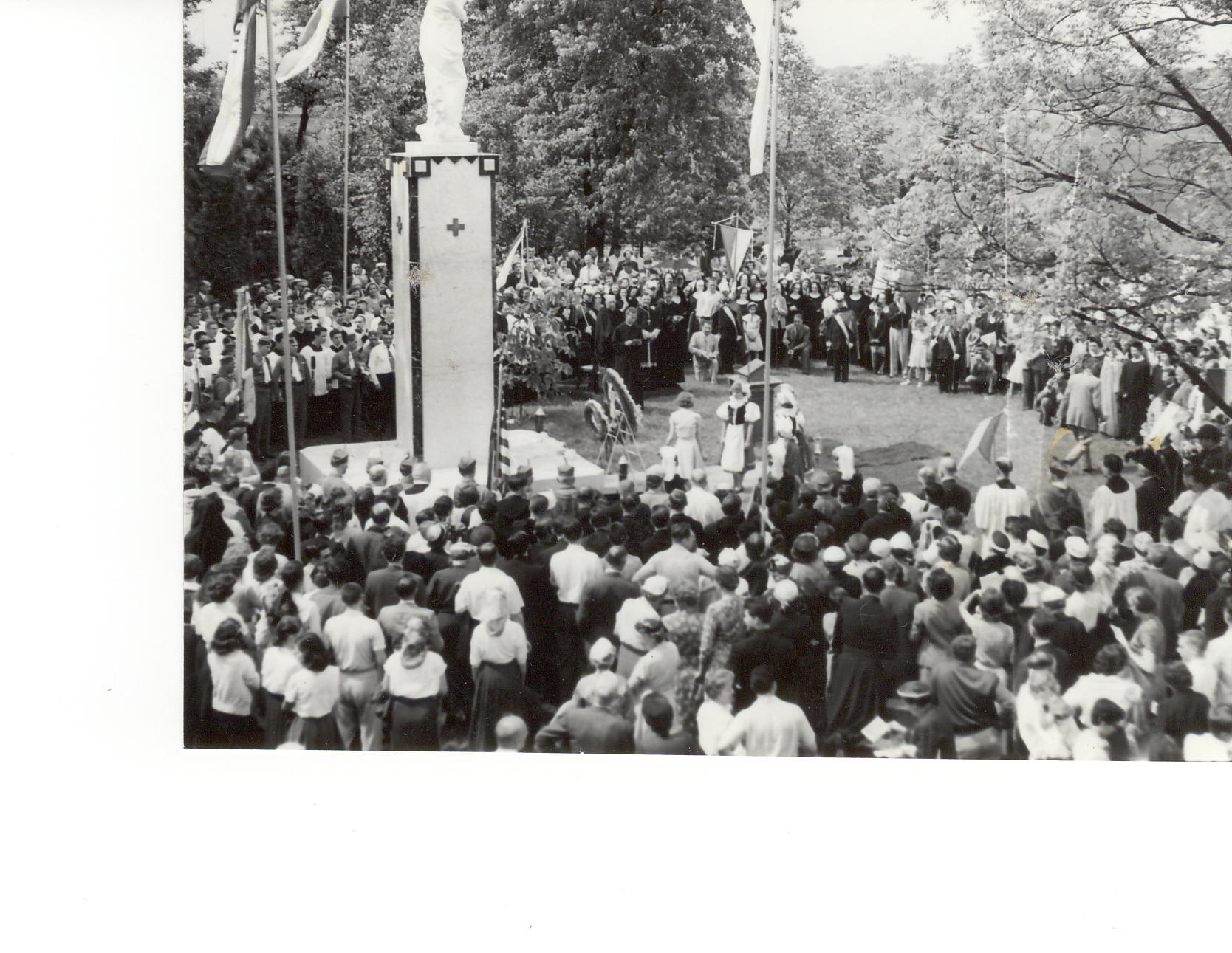 pm-z-exilu-lisle-slavnost-privitani-sochy-1955.jpg