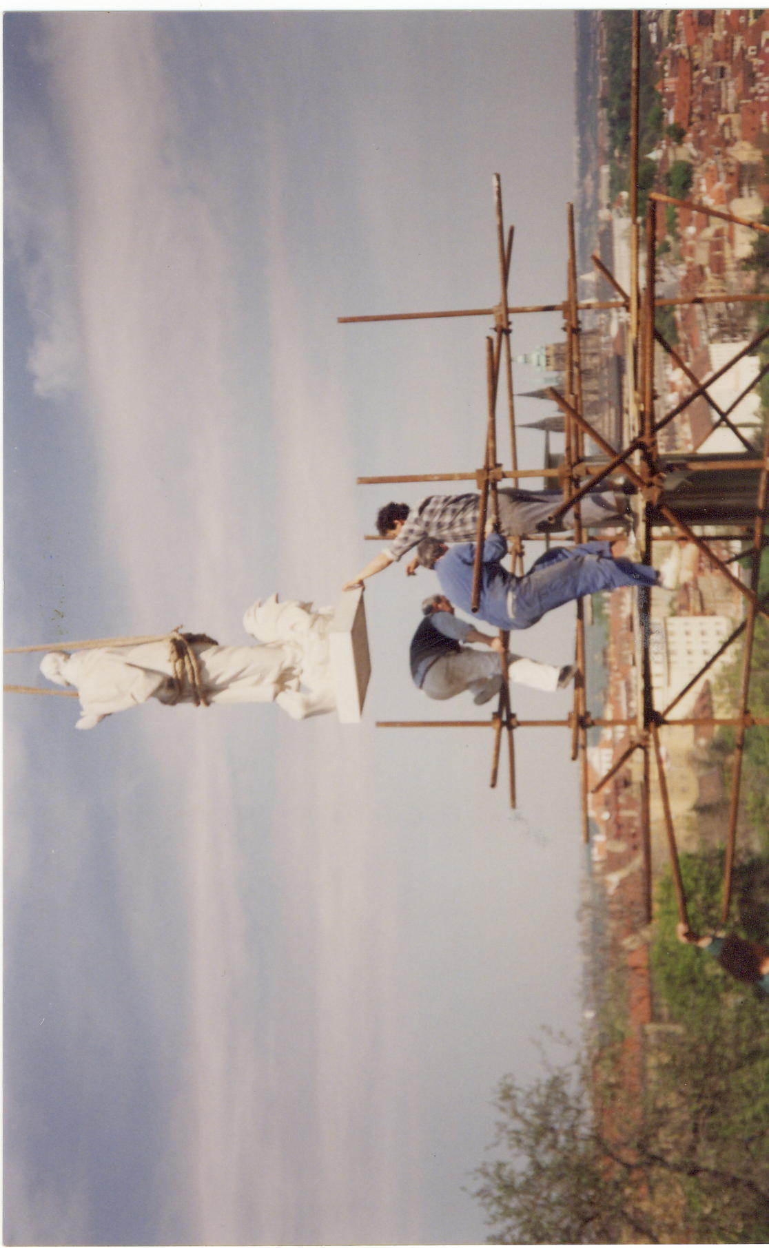 pm-z-exilu-osazovani-sochy-leseni-1994.jpg