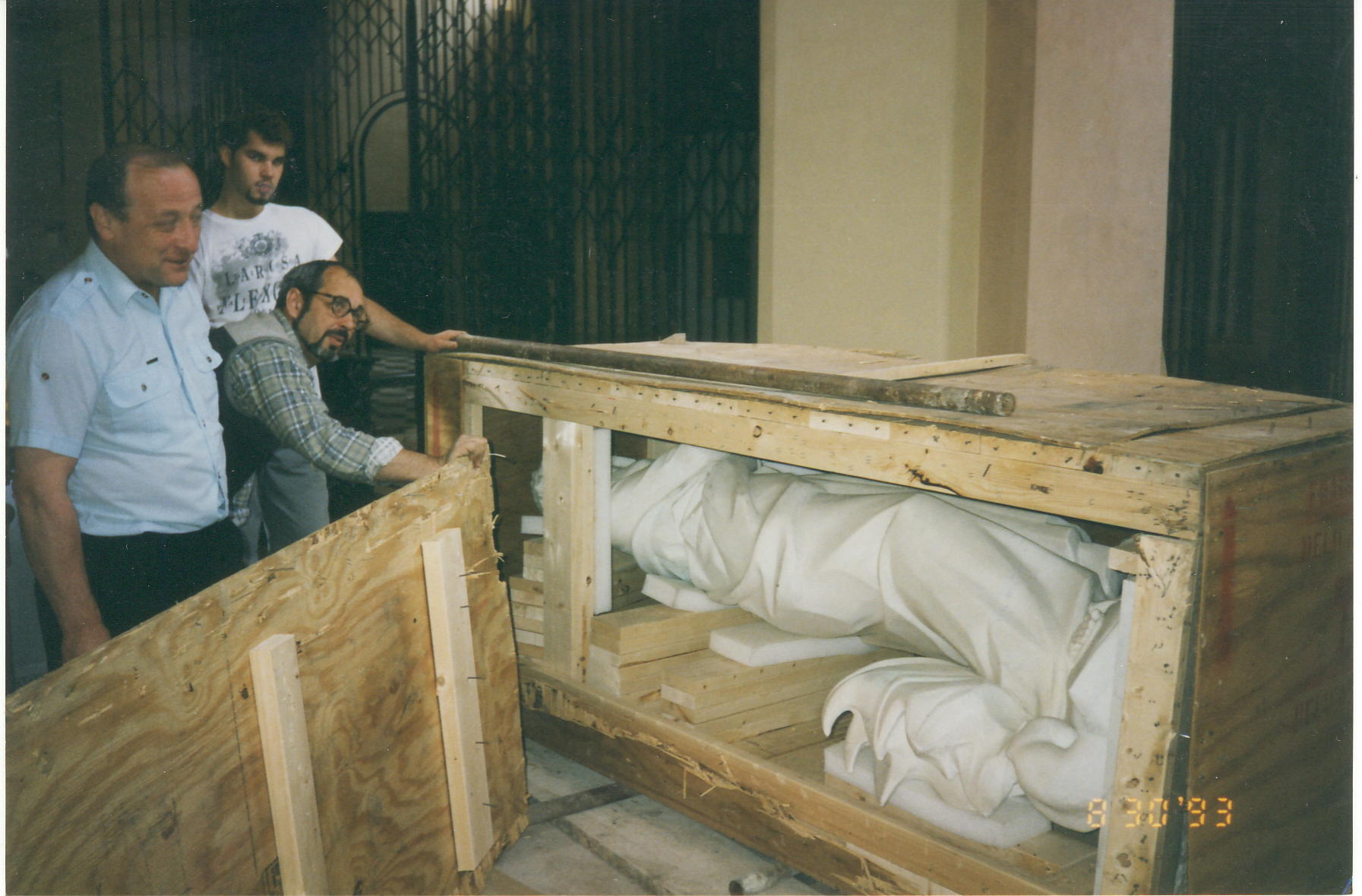 pm-z-exilu-otevrena-transportni-bedna-basilika-1993.jpg