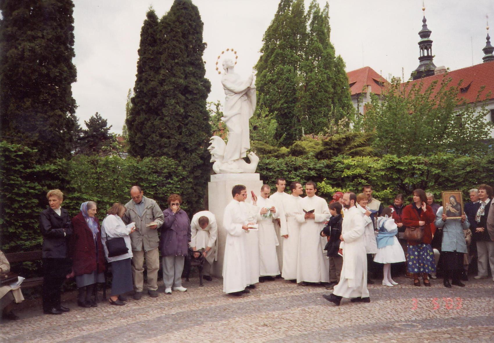 pm-z-exilu-poboznost-u-sochy.jpg