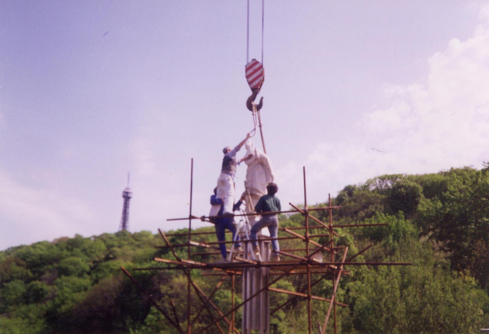 pm-z-exilu-usazovani-sochy1.jpg